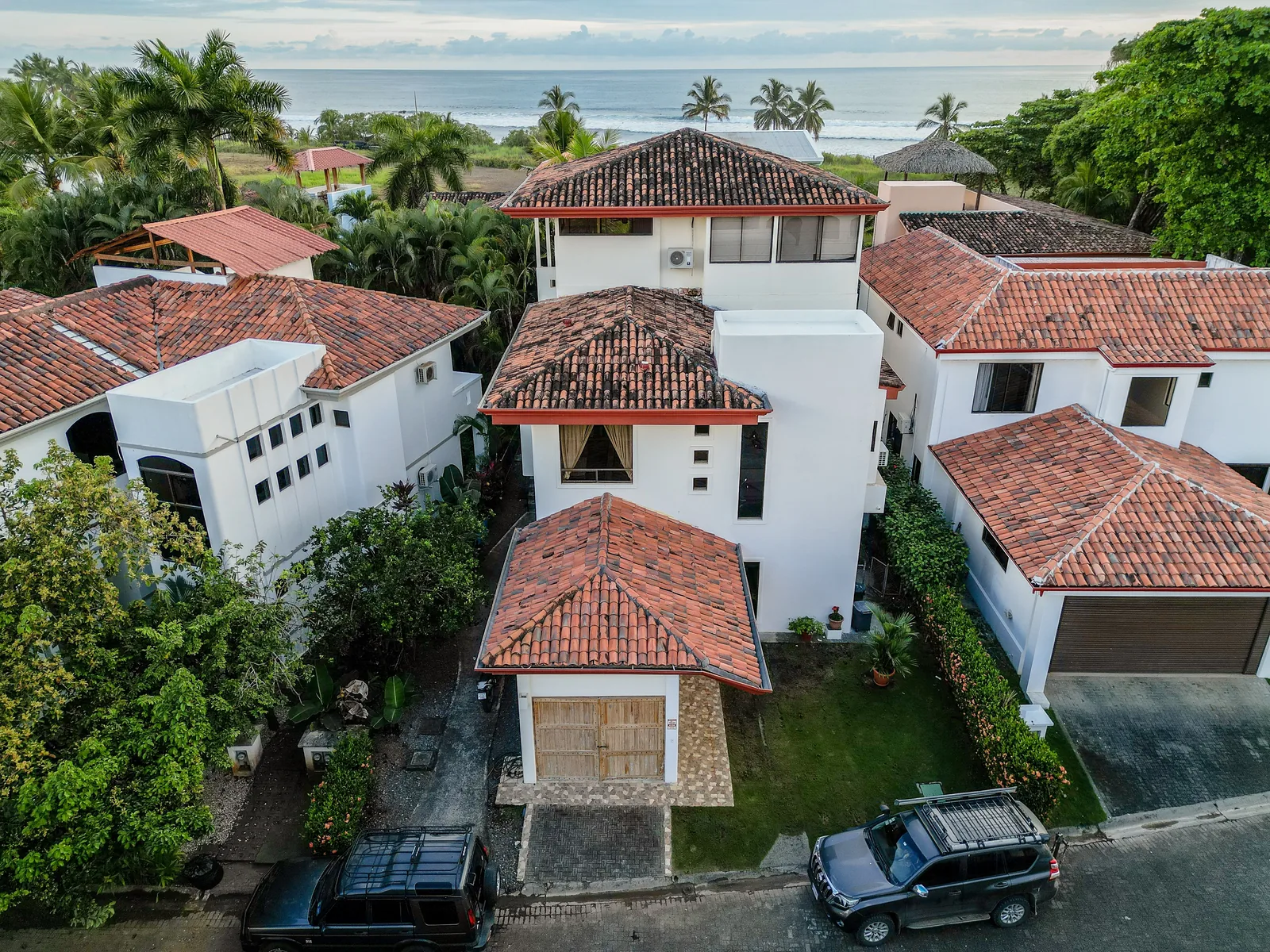 Aerial view of Casa Lapa and its tropical surroundings